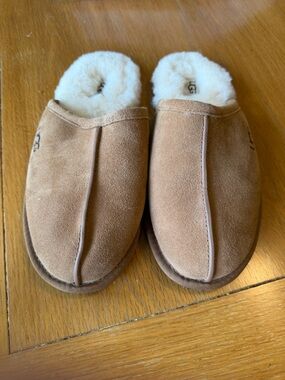 Men’s size 9 UGG® scuff slippers in Chestnut suede